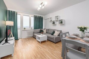 TV, offices - Lumina spacious 3-room apartment with balcony (Warszawa BIG)