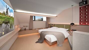 Quarto moderno com uma cama grande, mesas de cabeceira, escrivaninha, cadeira, janela e um quadro de moinhos.
