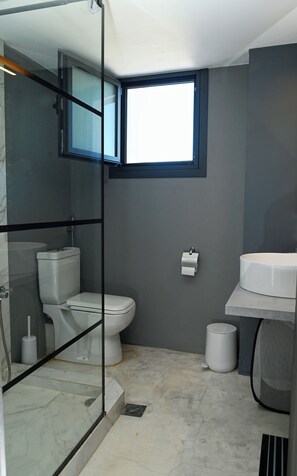 House, Garden View | Bathroom | Shower, rainfall showerhead, free toiletries, hair dryer - Hydra House Nafplio (Mili)