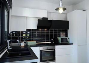 House, Garden View | Private kitchen | Full-sized fridge, microwave, oven, stovetop - Hydra House Nafplio (Mili)