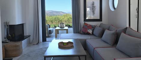 House, Garden View | Living room | 55-inch Smart TV with satellite channels