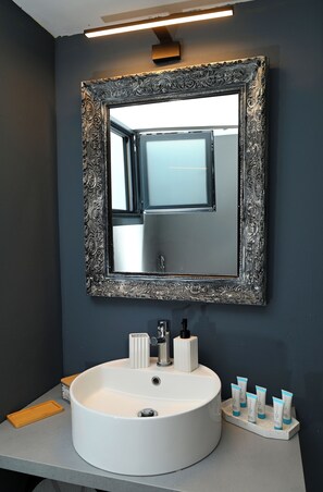 House, Garden View | Bathroom | Shower, rainfall showerhead, free toiletries, hair dryer - Hydra House Nafplio (Mili)