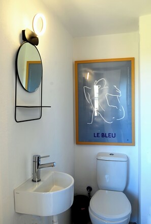 Maison, vue jardin | Salle de bain | Douche, douche à « effet pluie », articles de toilette gratuits