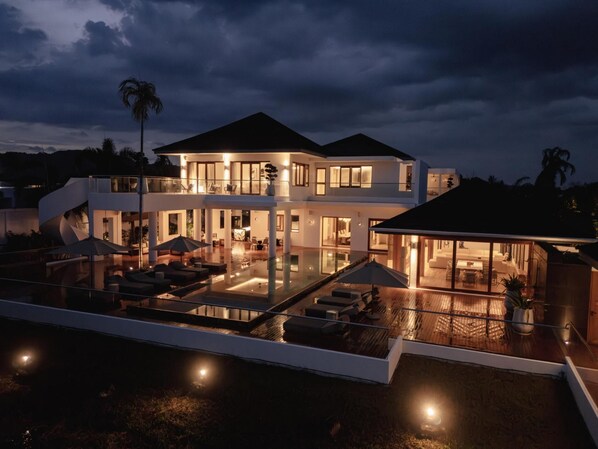 Floor plan - Luxurious 5bedroom White Estate Villa Private Lake (Thep Krasattri)