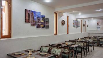 Buffet déjeuner gratuit tous les jours