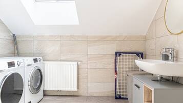 Basic-lejlighed | Badeværelse | Bruser, gratis toiletartikler, hårtørrer, håndklæder