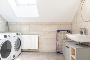 Departamento básico | Baño | Regadera, amenidades de baño gratuitas, secadora de cabello, toallas 