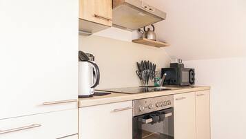 Basic Apartment | Private kitchen | Fridge, microwave, oven, stovetop