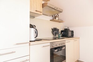 Basic Apartment | Private kitchen | Fridge, microwave, oven, stovetop - Elegant 2BR 1LR Modern Apt Donaustadt (Wien)