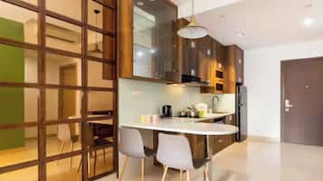 Royal Suite, 1 Bedroom, Club lounge access, City View | Private kitchen