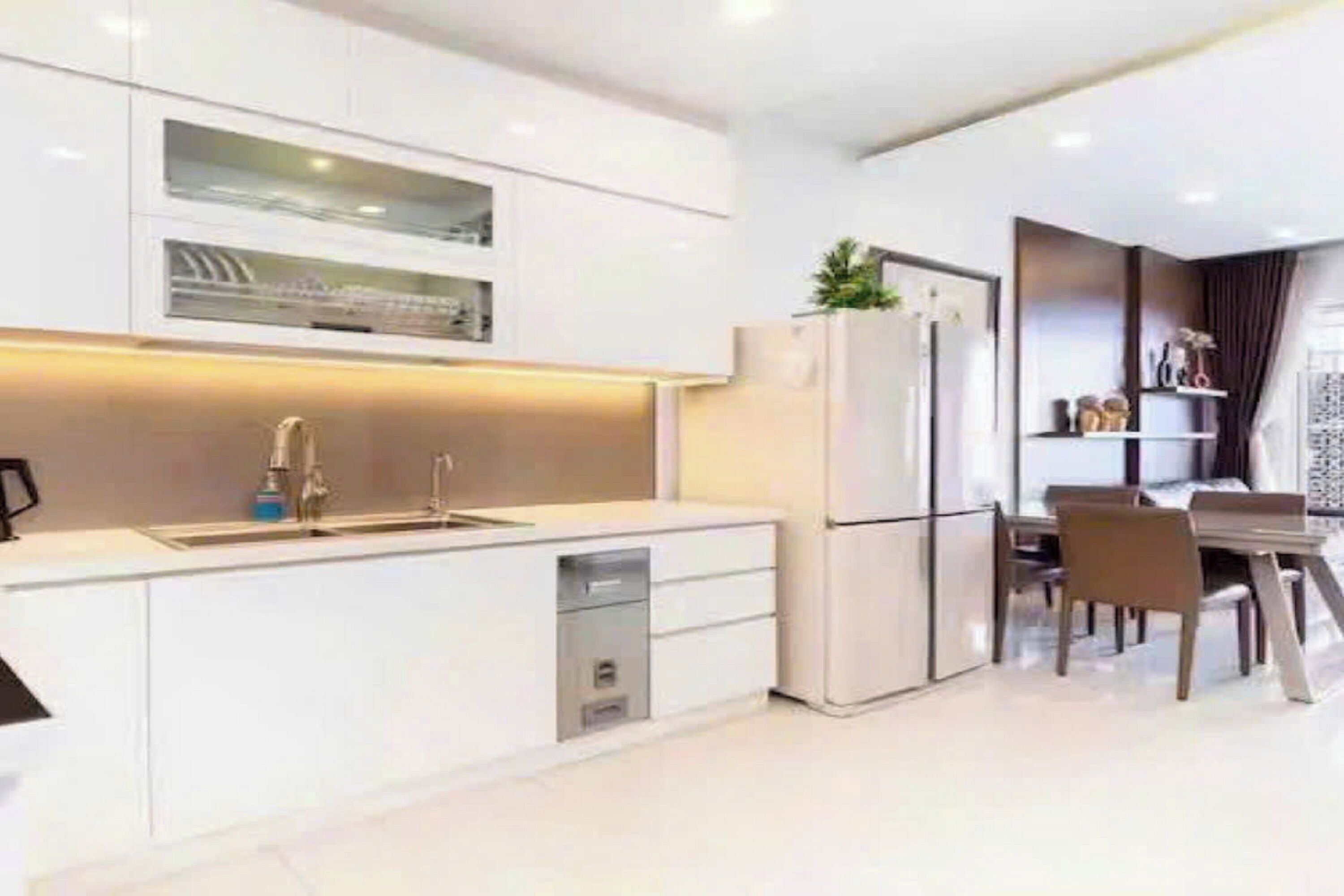 Suite Familiale, 3 chambres, accès au salon club, vue ville | Cuisine privée | Grand réfrigérateur, micro-ondes, four, plaque de cuisson