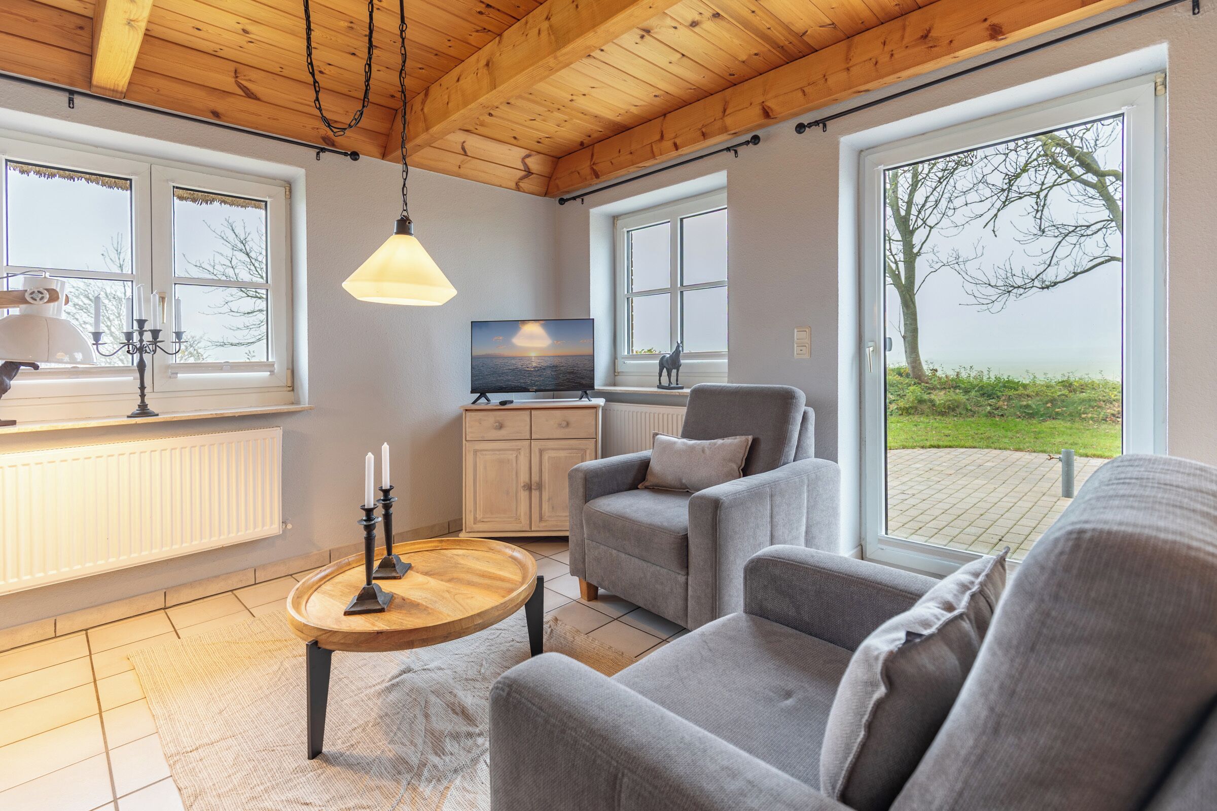 Televisión, reproductor de DVD, libros, estéreo