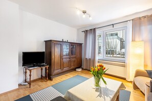 Fernseher, DVD-Player, Stereoanlage
