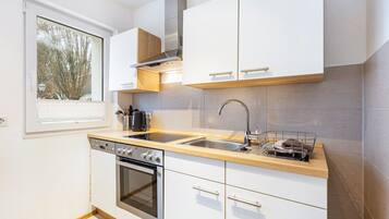 Jääkaappi, mikroaaltouuni, uuni, liesi