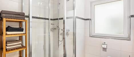 Dusche, Haartrockner, HandtĂŒcher