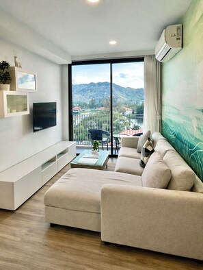 Smart TV, books, video library - Laguna Lake View Condo with Rooftop Pool – Skypark Bang Tao (ตำบลเชิงทะเล)