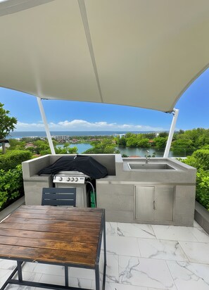 Outdoor dining - Laguna Lake View Condo with Rooftop Pool – Skypark Bang Tao (ตำบลเชิงทะเล)