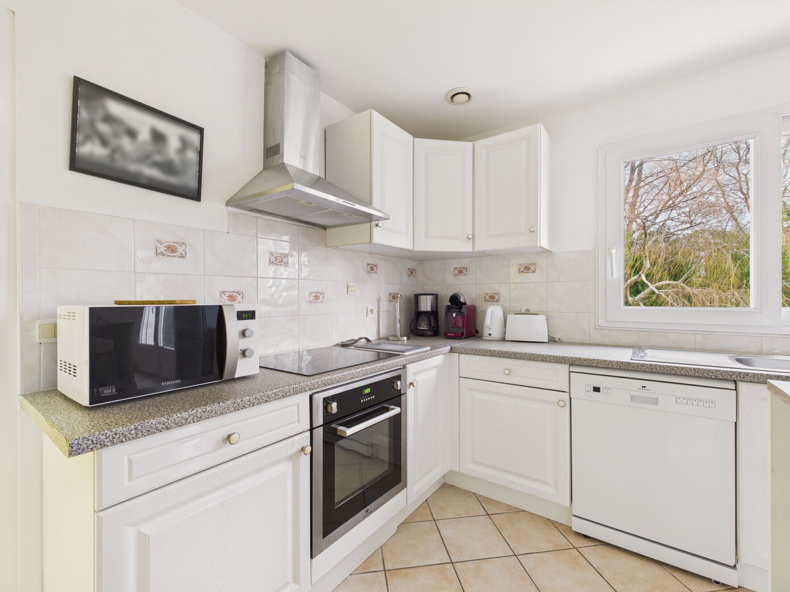 Coffee/tea maker, fridge, microwave, oven