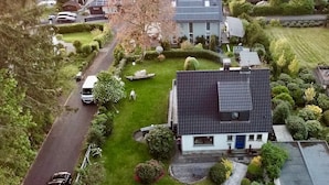 A residential area with houses, a road, and a boat in the yard. - Holiday Home 'Dell, 99qm' with Shared Pool, Shared Terrace and Wi-Fi (Möhnesee)
