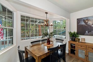 Dining - PET FRIENDLY! Modern Upgrades! Firepit! Retro Arcade Games! Fully Fenced Backyard! (Big Bear City)