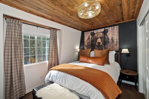 3 bedrooms, WiFi - PET FRIENDLY! Modern Upgrades! Firepit! Retro Arcade Games! Fully Fenced Backyard! (Big Bear City)