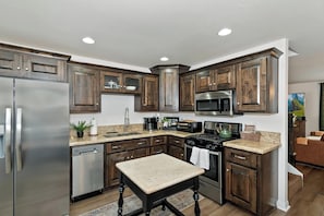 Fridge, microwave, oven, stovetop - PET FRIENDLY! Modern Upgrades! Firepit! Retro Arcade Games! Fully Fenced Backyard! (Big Bear City)