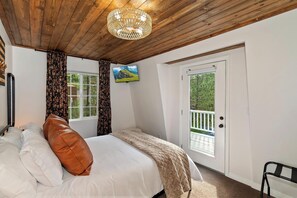 3 bedrooms, WiFi - PET FRIENDLY! Modern Upgrades! Firepit! Retro Arcade Games! Fully Fenced Backyard! (Big Bear City)