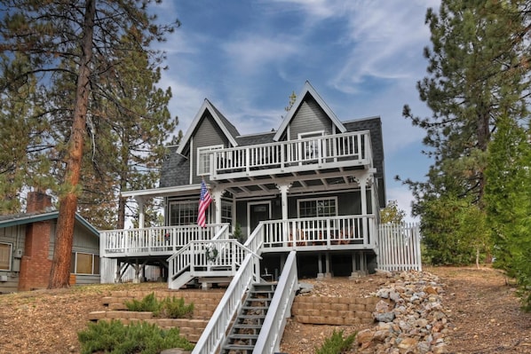 Exterior - PET FRIENDLY! Modern Upgrades! Firepit! Retro Arcade Games! Fully Fenced Backyard! (Big Bear City)