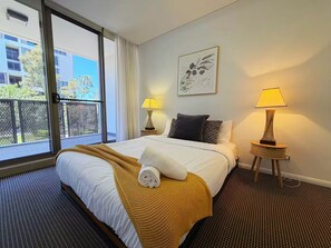 Iron/ironing board, WiFi, bed sheets - Sunlit 1BR Escape in the Heart of Zetland (Waterloo)