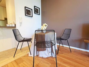 Dining - Sunlit 1BR Escape in the Heart of Zetland (Waterloo)