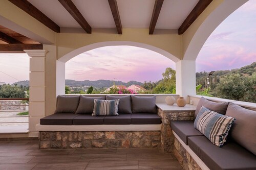 Villa Logas Hill with Panoramic Sea Views, Wi-Fi and Air Conditioning