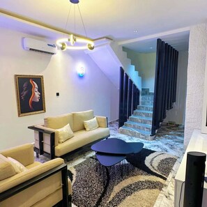 Apartamento económico, balcón, vistas a la ciudad | Zona de estar
