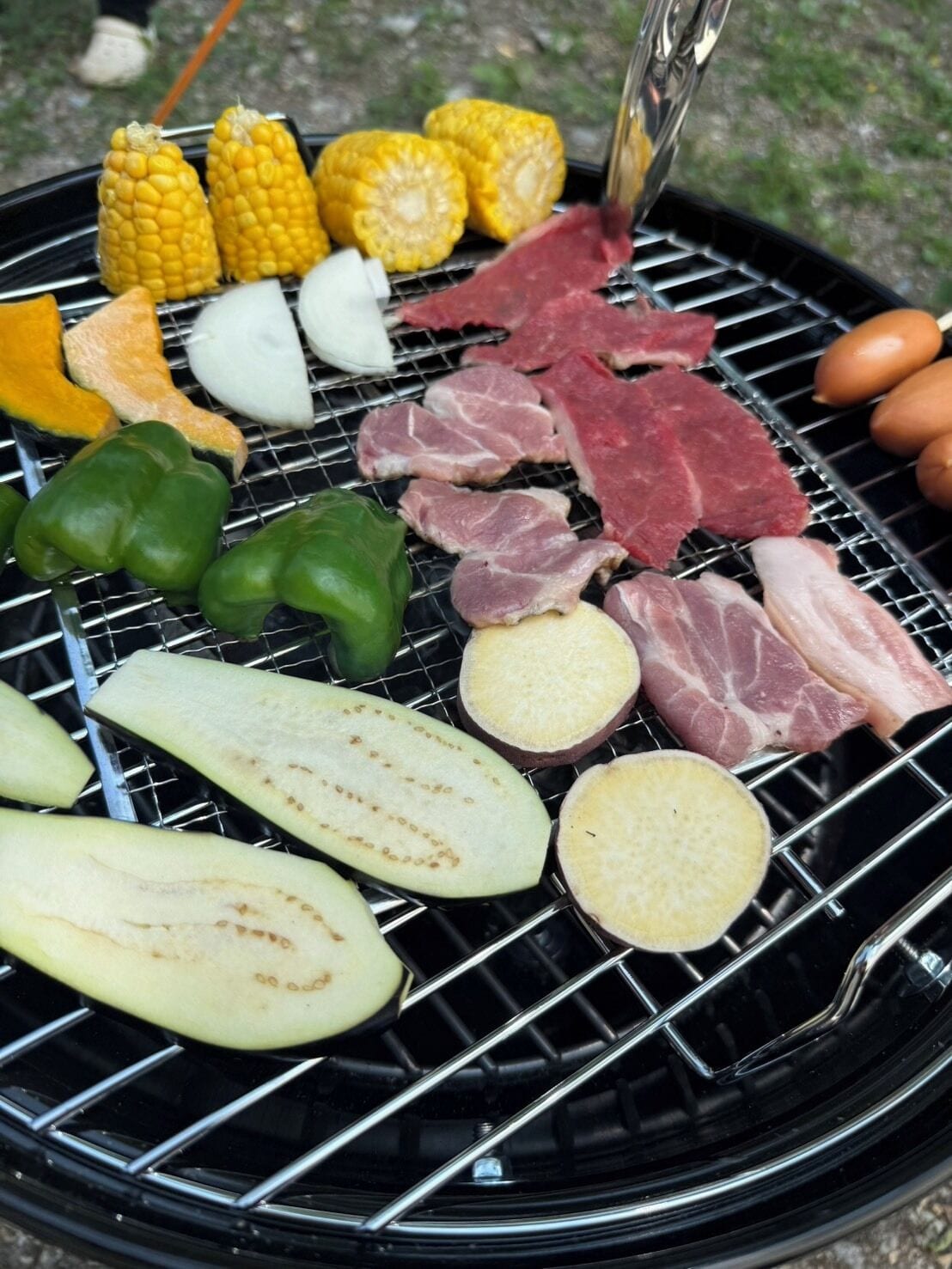 Una parrilla con diferentes carnes y verduras.