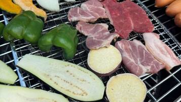 Una parrilla con diferentes carnes y verduras.