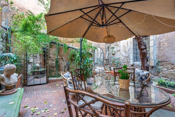 Outdoor dining