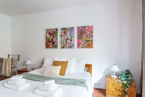 2 habitaciones y tabla de planchar con plancha