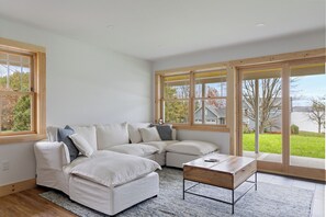 Smart TV, fireplace, books - Cozy 2-bedroom guest house in perfect South Hero with private lake access. (South Hero)