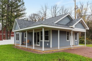 Exterior - Cozy 2-bedroom guest house in perfect South Hero with private lake access. (South Hero)