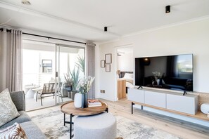 TV, offices - Green Point Modern 2bed Apartment Azura Atlantic (Cape Town)