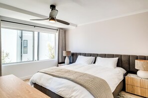 2 bedrooms, desk, iron/ironing board, WiFi - Green Point Modern 2bed Apartment Azura Atlantic (Cape Town)