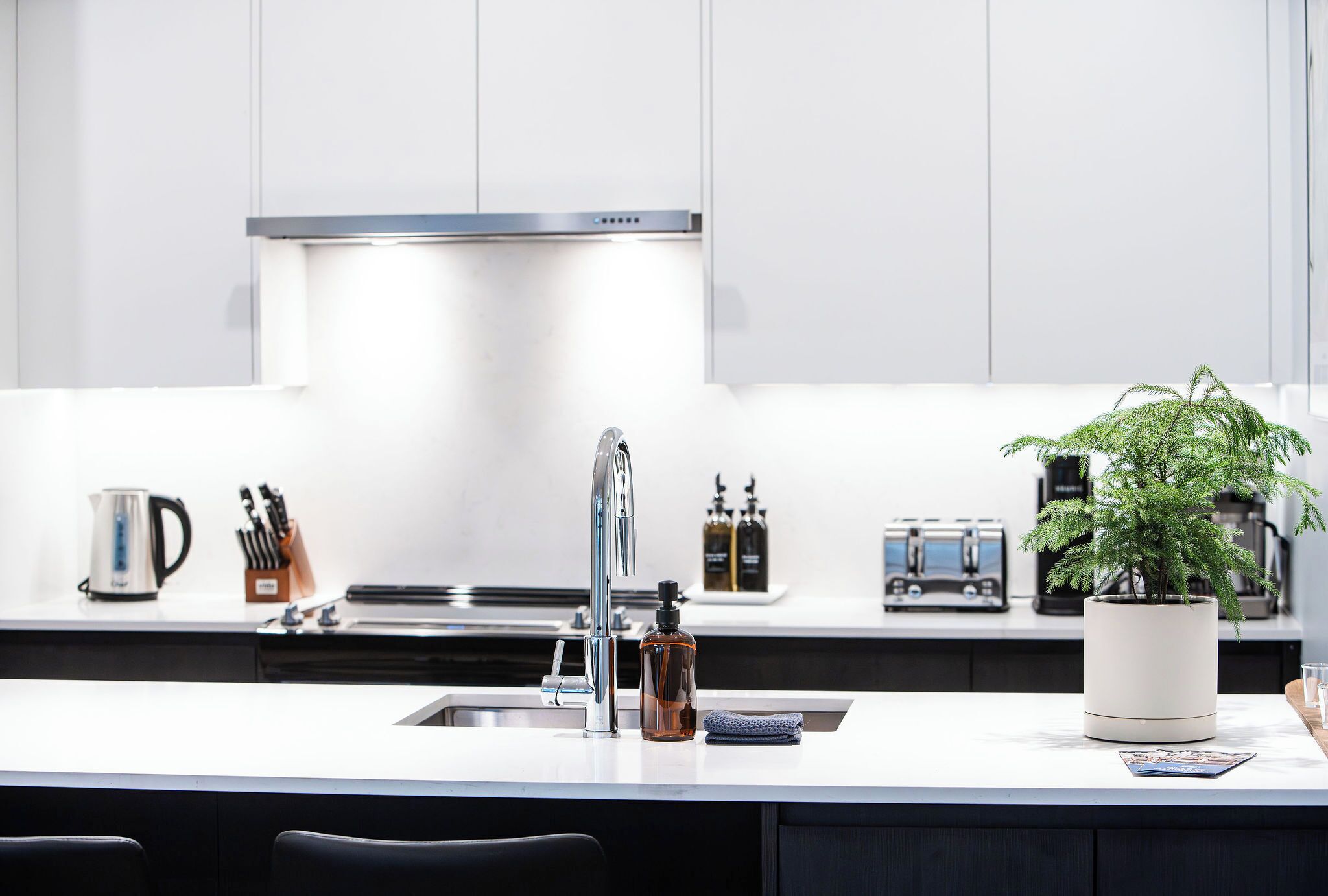 Geladeira, micro-ondas, fogão, cooktop