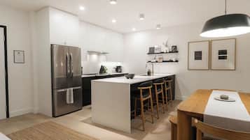 Geladeira, micro-ondas, fogão, cooktop