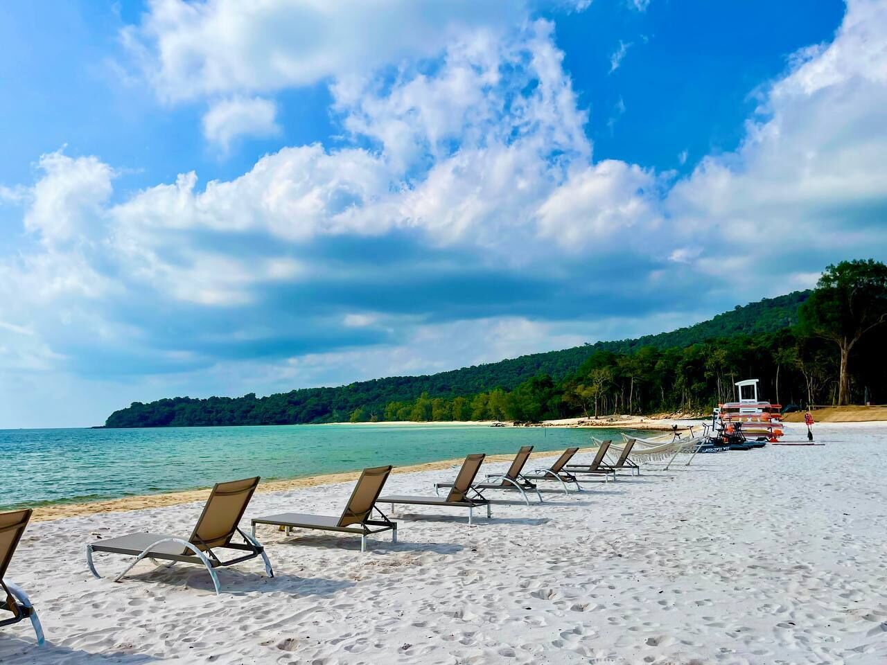 Parasols, serviettes de plage, beach-volley