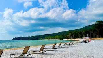 Parasols, serviettes de plage, beach-volley