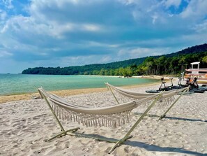 Beach umbrellas, beach towels, beach volleyball - Xanadu International Resort  (Koh Rong Sanloem)