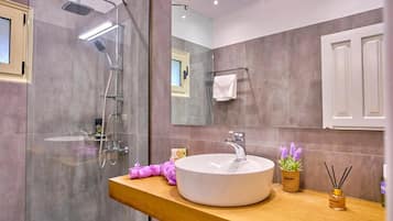 Douche, sĂšche-cheveux, serviettes fournies