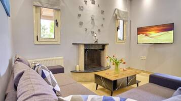 Een televisie en een open haard