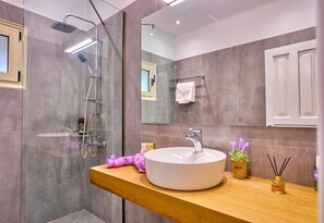 Douche, sèche-cheveux, serviettes fournies