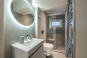 Shower, hair dryer, towels - Athens Secluded Apartment A, Athens Secluded Apartments (Athens)