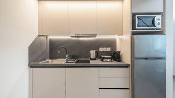 Frigorifero, microonde, forno, piano cottura